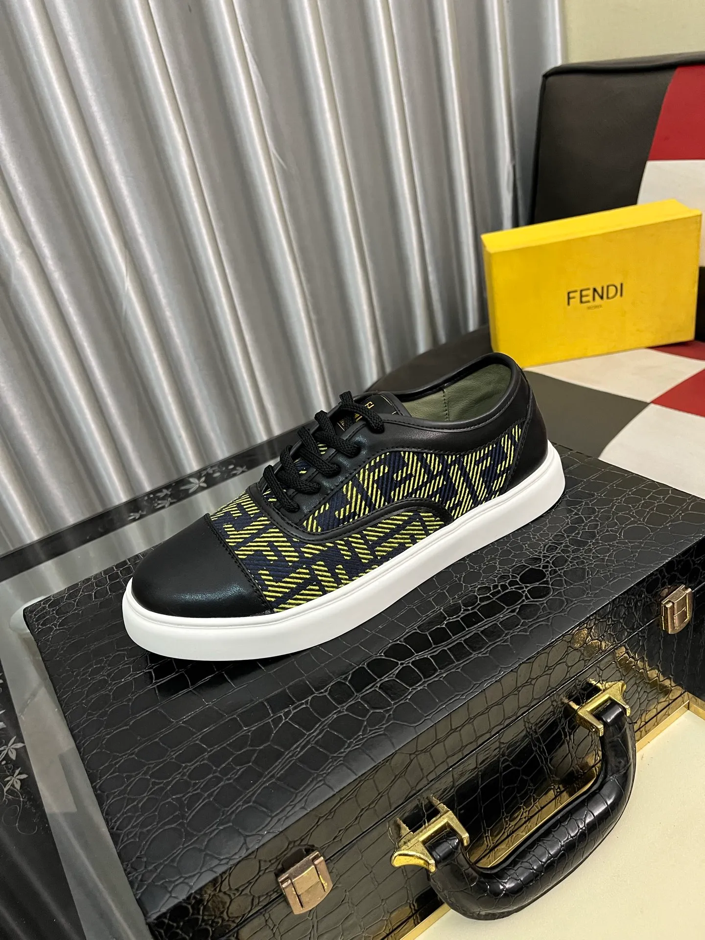 Men's Men's Shoes 💰400⌚️⌚️[Fendi] Fendi's latest casual shoes for men! Available at counters simultaneously! A one-to-one replica of the original. All imported official website one-to-one cowhide fabric. The interior is made of top-grade sheepskin, and the original factory-supplied rubber outsole is used. Leading new fashion concepts. Matching code: 38-443️⃣Colors available